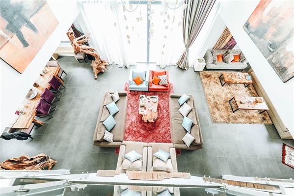 Sådan skaber du et samspil mellem valget af gulv og din indretning