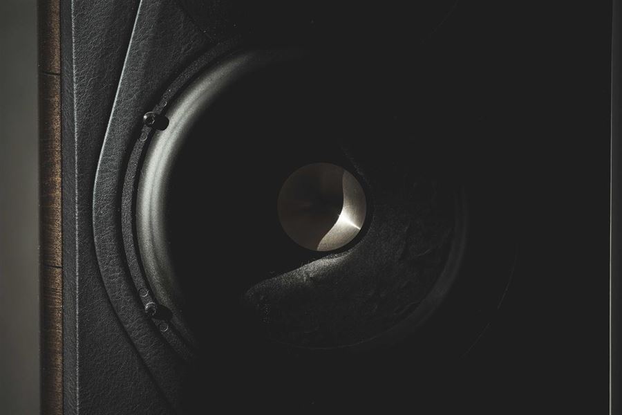 Hæng lydsystemets højttalere fra væggen med beslag